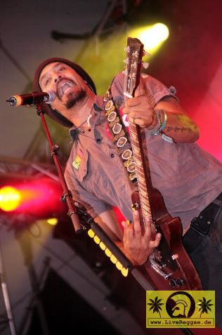 Michael Franti (USA) - Sperhead - Summer Jam Festival - Green Stage - Fuehlinger See, Koeln - 4. Juli 2009 (1).JPG